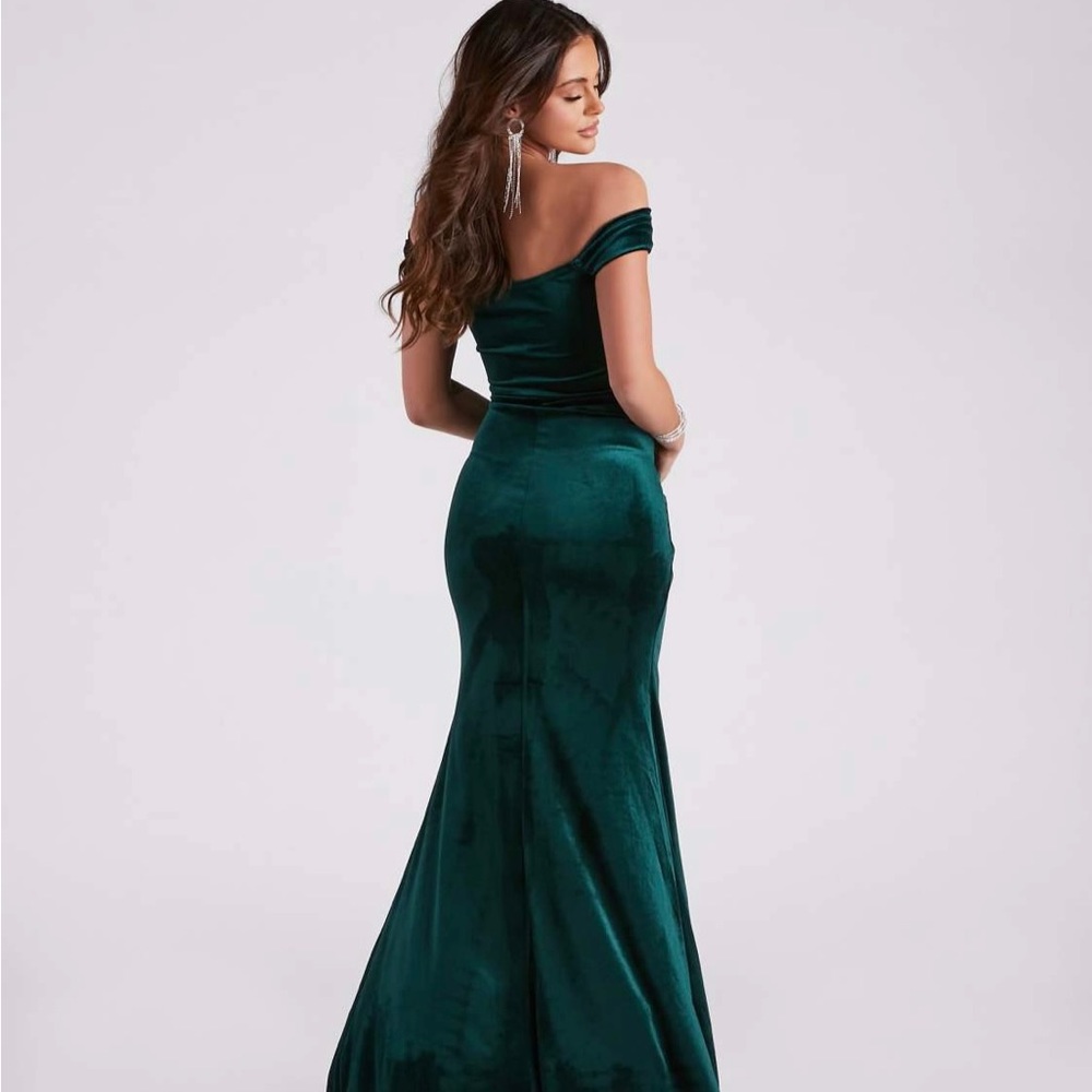 Windsor Georgina formal velvet dress in hunter green size small